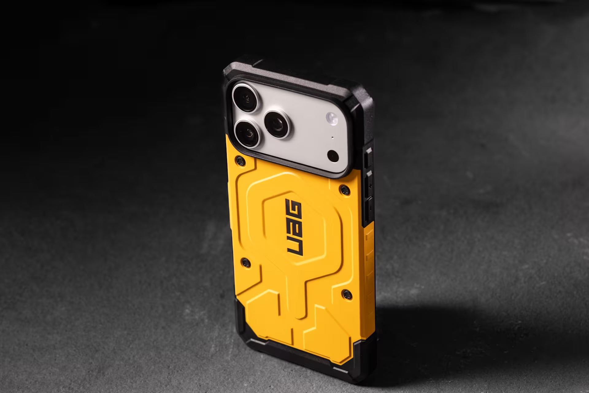 UAG_Studio-HQ_092425_iPhone17_Pathfinder_Derrick_1721886.avif