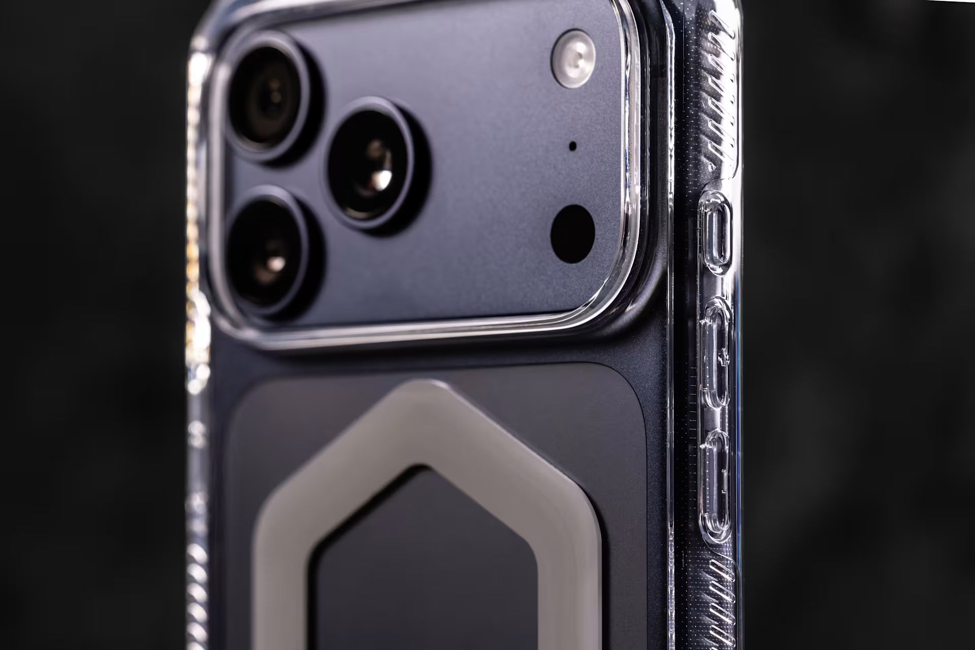 UAG_Studio-HQ_092425_iPhone17_Plyo_Derrick_1722158.avif