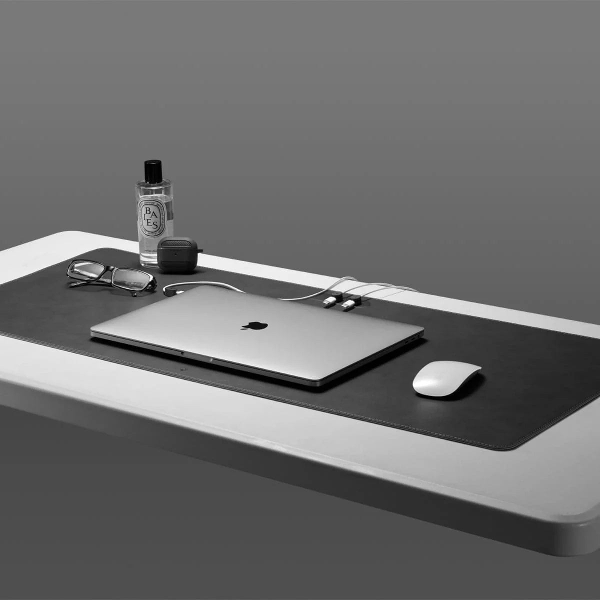 detail_web_ld302m_deskpad_blk_05.webp