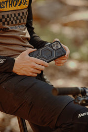 Case UAG Monarch Pro iPhone 14 Pro Max (Magsafe) - Carbon Fiber